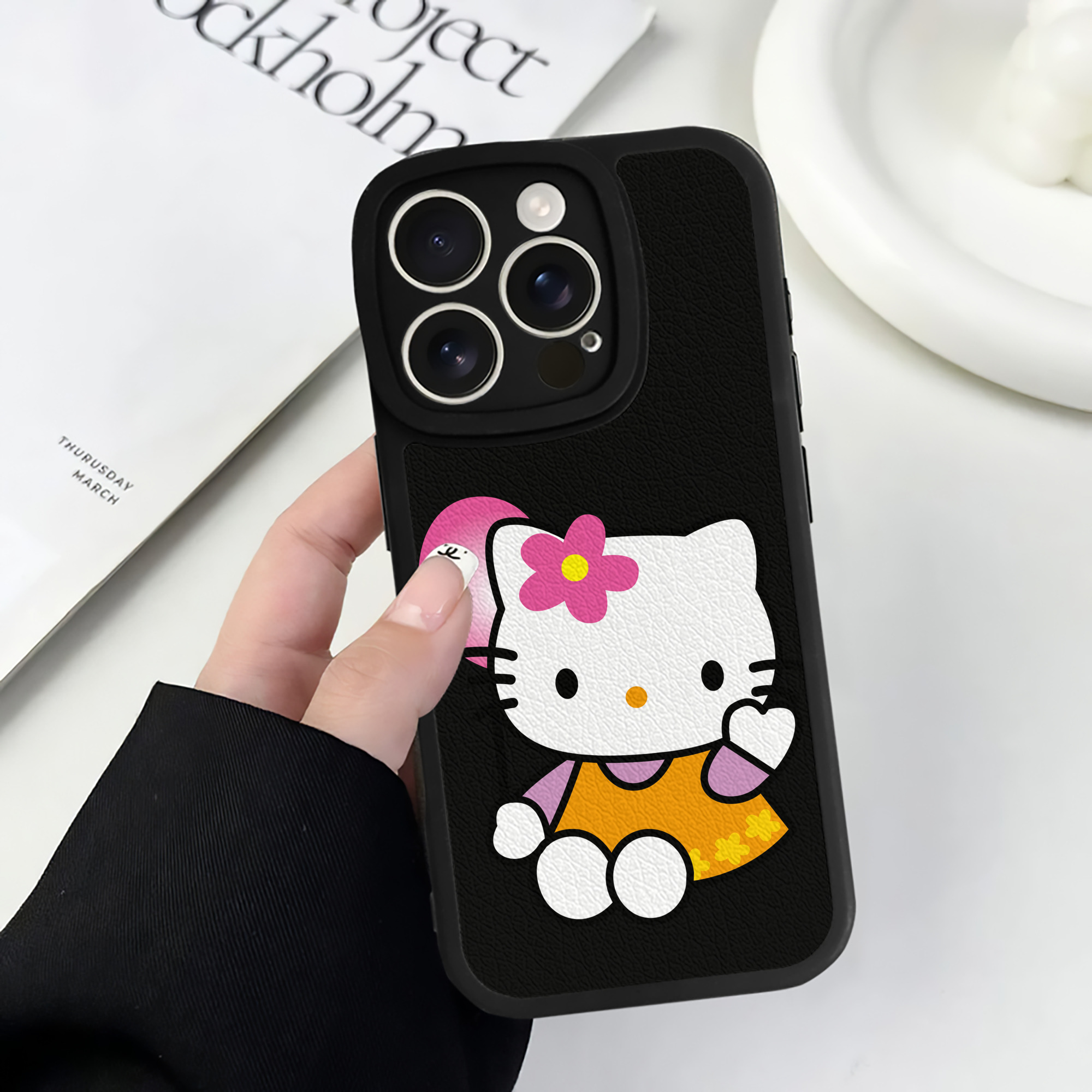 （画像用） Hello Kitty ハローキティ 【iPhone 16シリーズ対応】シリコンスマホケース（レザー調） 材質：シリコン